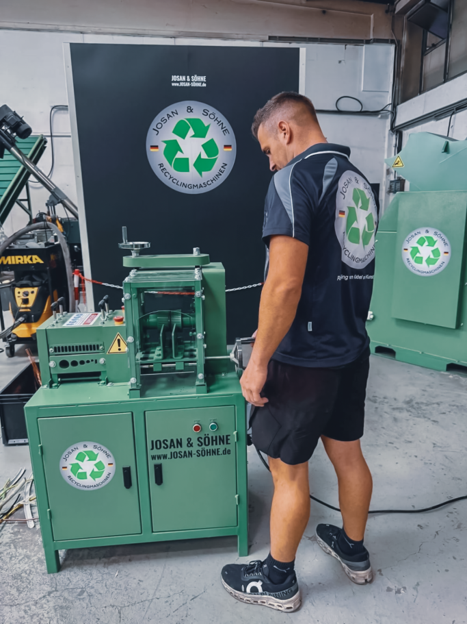 Kabelschälmaschine JOSAN im Betrieb Kabelschälmaschine von JOSAN bei der Verarbeitung von Elektrokabeln.