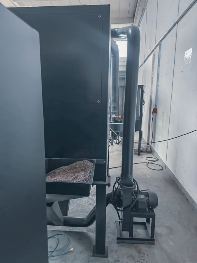 Elektrostatik-Separator Materialaustrag Materialauslass eines Elektrostatik-Separators zur Trennung von Metall und Kunststoff