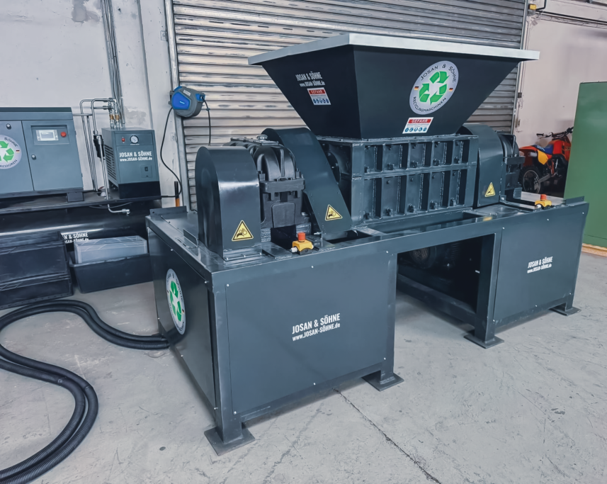 Zweiwellen-Schredder 80 cm von JOSAN in schräger Perspektive.
