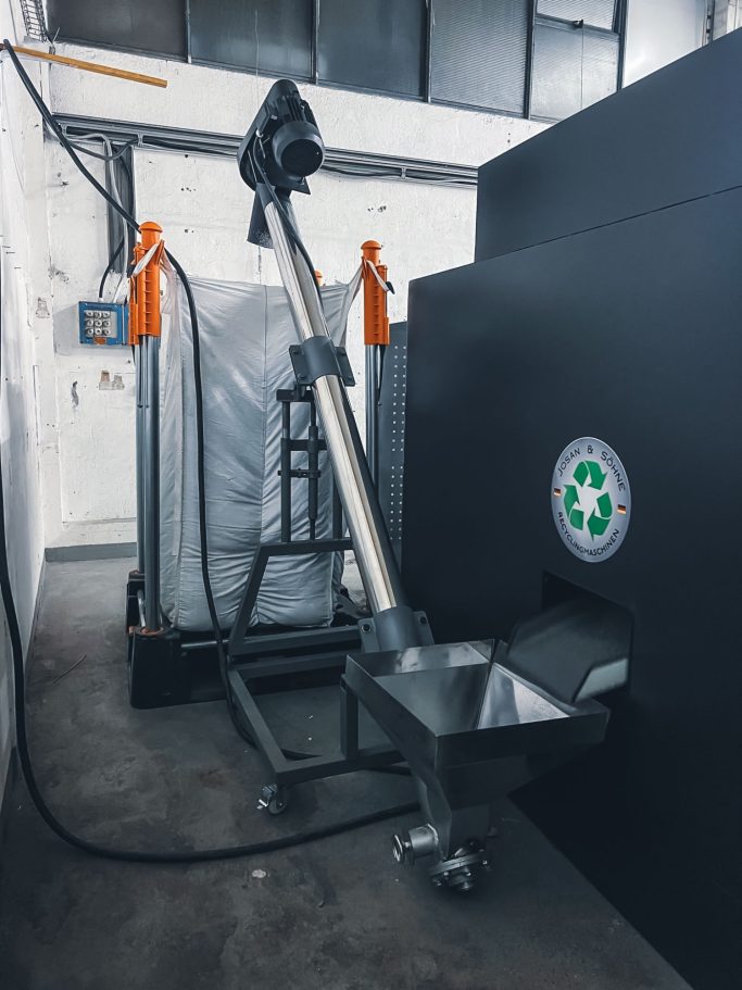 Detailansicht des Auslasses der JOSAN S300, wo gereinigtes Kupfergranulat ausgeworfen wird.