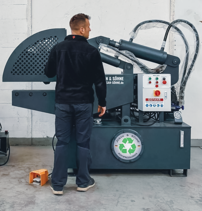 Hydraulische JOSAN Alligatorschere – Gesamtansicht Hydraulische Kabelschneidmaschine von JOSAN mit robuster Industrieausführung.