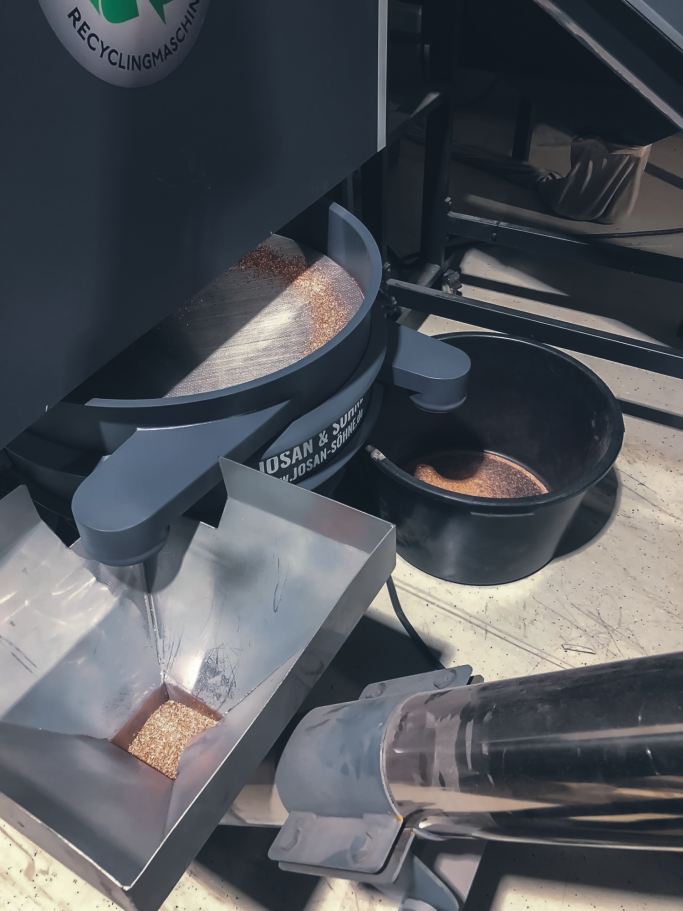 Trenn- und Austragseinheit JOSAN S90 Austrags- und Trennbereich der JOSAN S90 Kabelgranulieranlage.