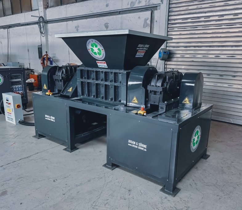 Großer Einfülltrichter des JOSAN Zweiwellen-Schredders 80 cm.
