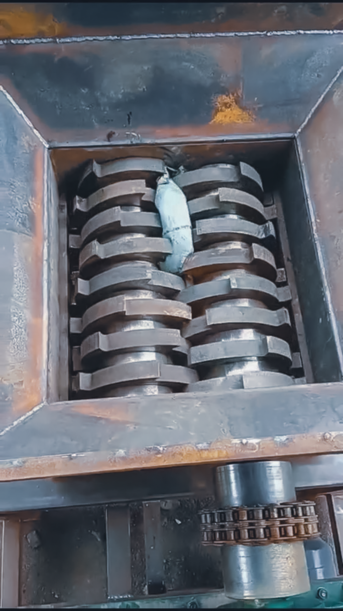 Aktiver Schredderprozess im JOSAN Zweiwellen-Schredder 80 cm.
