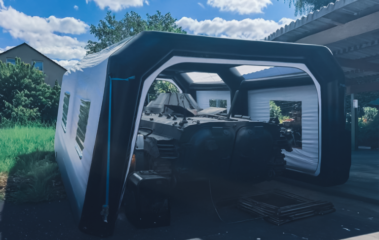 Hydraulische Kabelschere im Einsatz beim Schneiden eines Kupferkabels