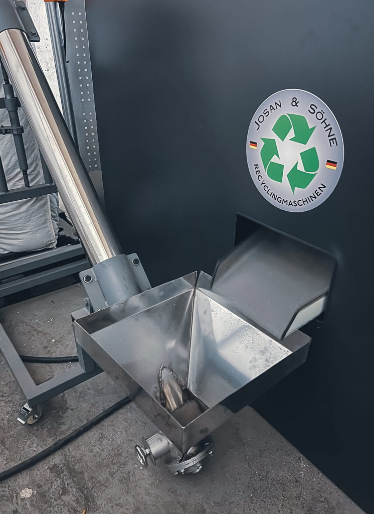 JOSAN Förderschnecke im aktiven Einsatz zur Förderung von PVC und Schüttgut.