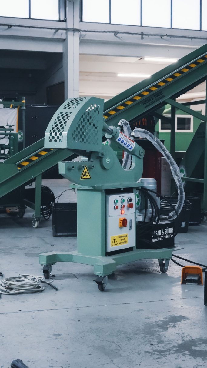 JOSAN Alligatorschere im Einsatz in der Recyclinghalle