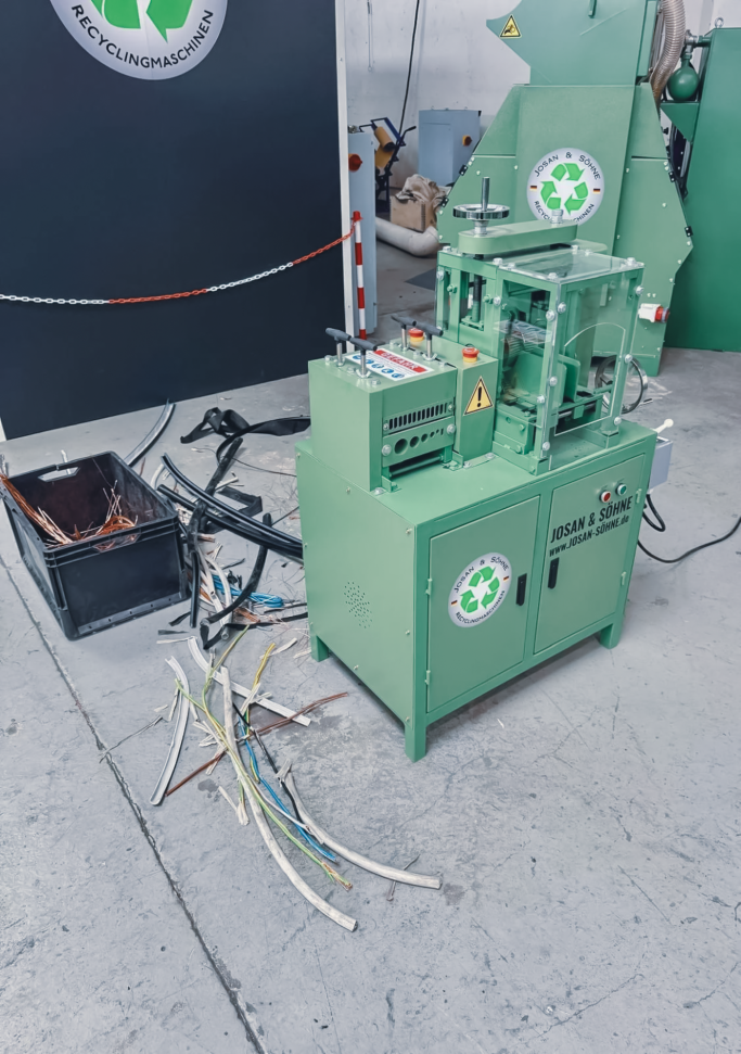 Kabelschälmaschine JOSAN im Einsatz Kabelschälmaschine von JOSAN im laufenden Recyclingbetrieb.
