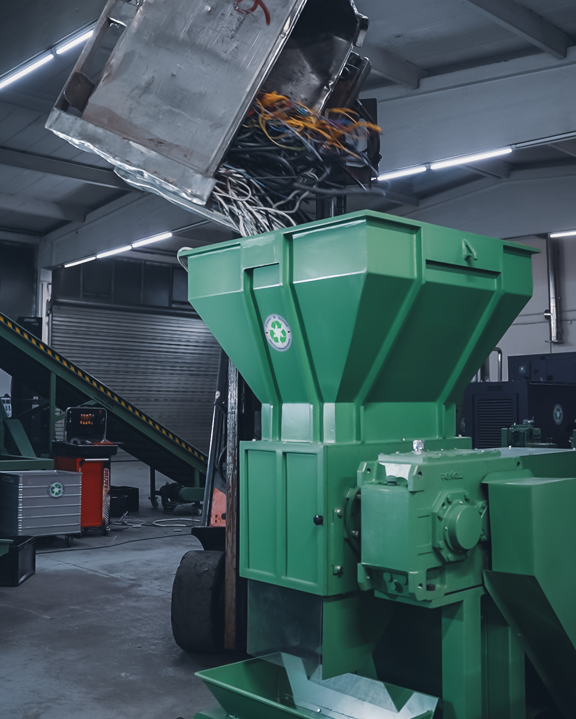 Kabelgranulieranlage S200 – 200 kg/h & Siemenssteuerung S200 Kabelgranulieranlage im laufenden Einsatz mit Kabelresten