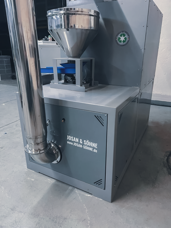 Industrie-Kunststoffmühle von JOSAN & SÖHNE mit angeschlossener Filtereinheit für staubarmes Mahlen von Kunststoffen.