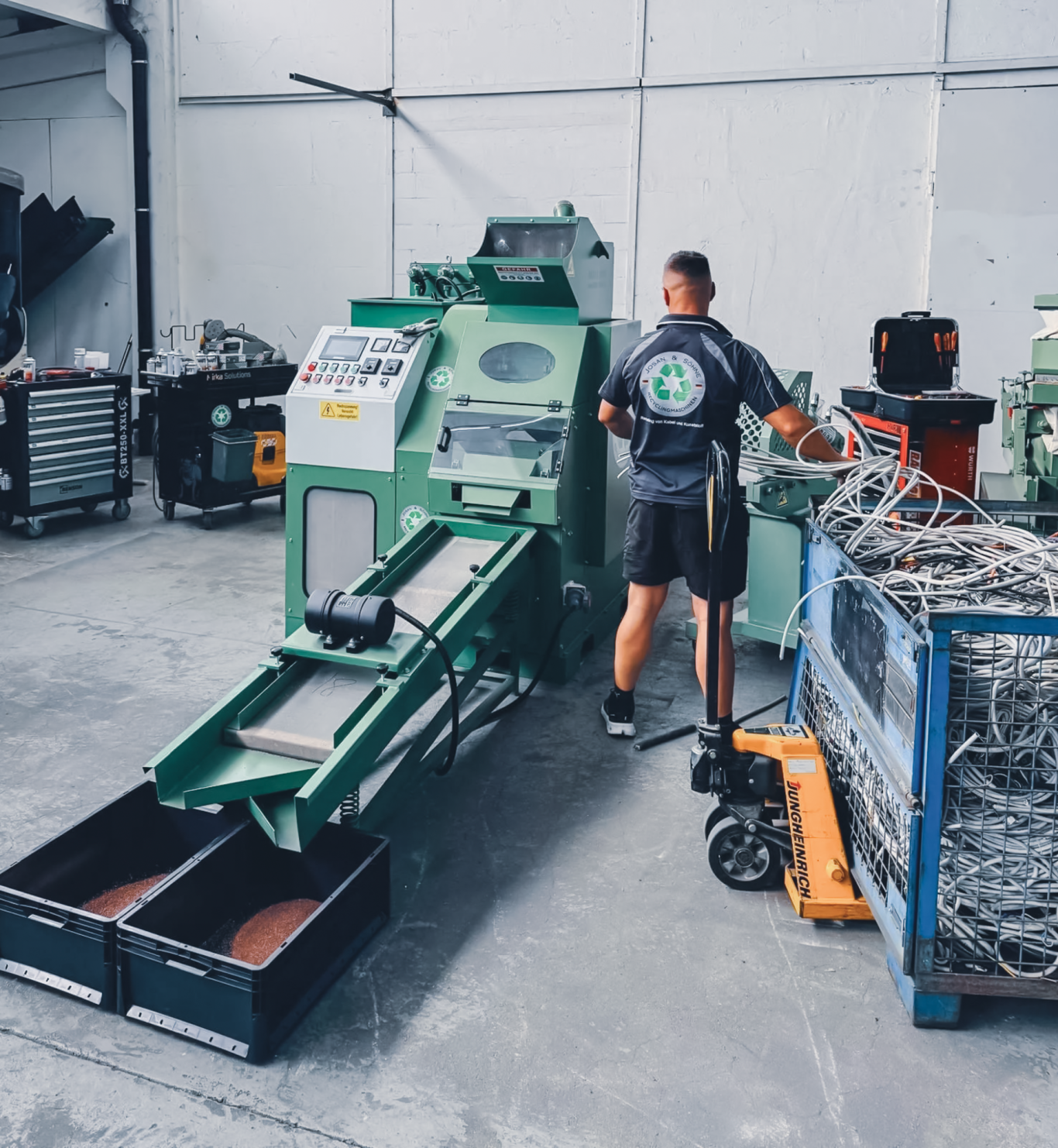 S160 Granulieranlage im Einsatz mit Kupfergranulat Frontale Ansicht der JOSAN Kabelgranulieranlage S160