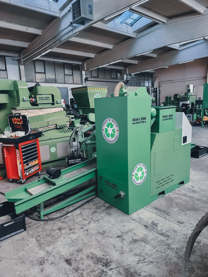 JOSAN S160 in industrieller Umgebung JOSAN S160 Kupfergranulieranlage in industrieller Produktionshalle.