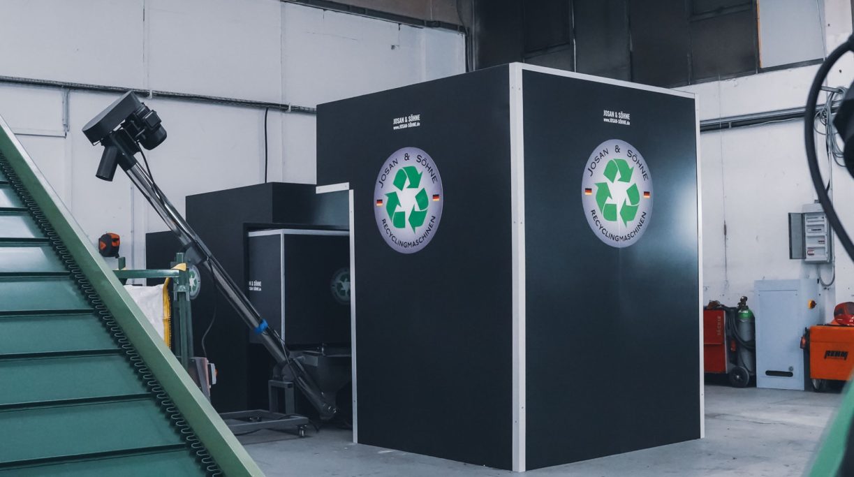 Linke Seitenansicht der JOSAN S300 Granulieranlage zur Darstellung des Maschinenaufbaus.