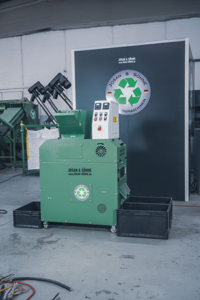 JOSAN E30 Kabelgranulieranlage mit Zuführbereich.