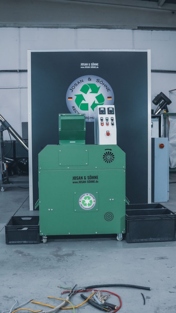 JOSAN E30 Kabelgranulieranlage Frontansicht in der Produktionshalle.