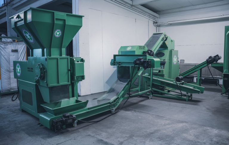 Kabelgranulieranlage S200 für schlaue Kupferrecycler Seitentansicht der Kabelgranulieranlage S200 von JOSAN & SÖHNE