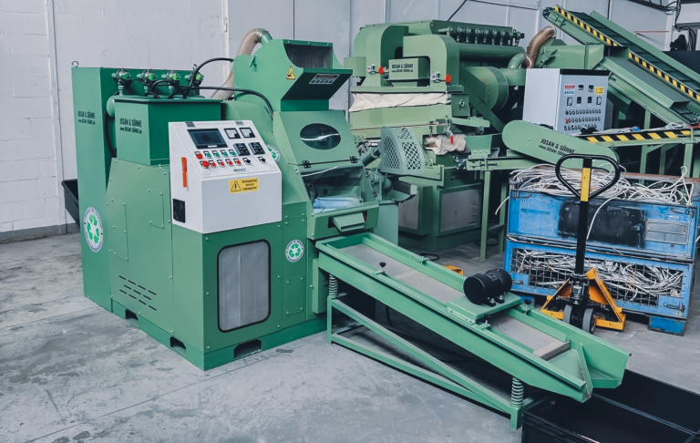 Kabelgranulieranlage S160, das Profimodell in der Kupfergewinnung und Kabelrecycling Frontansicht der Kabelgranulieranlage S160 – wassergekühlte Profi-Maschine von Josan & Söhne“