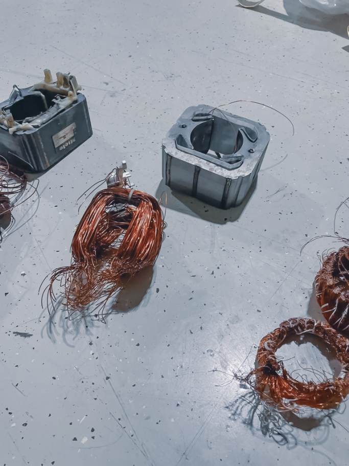 Stahlgehäuse und Kupferwicklungen nach Trennung