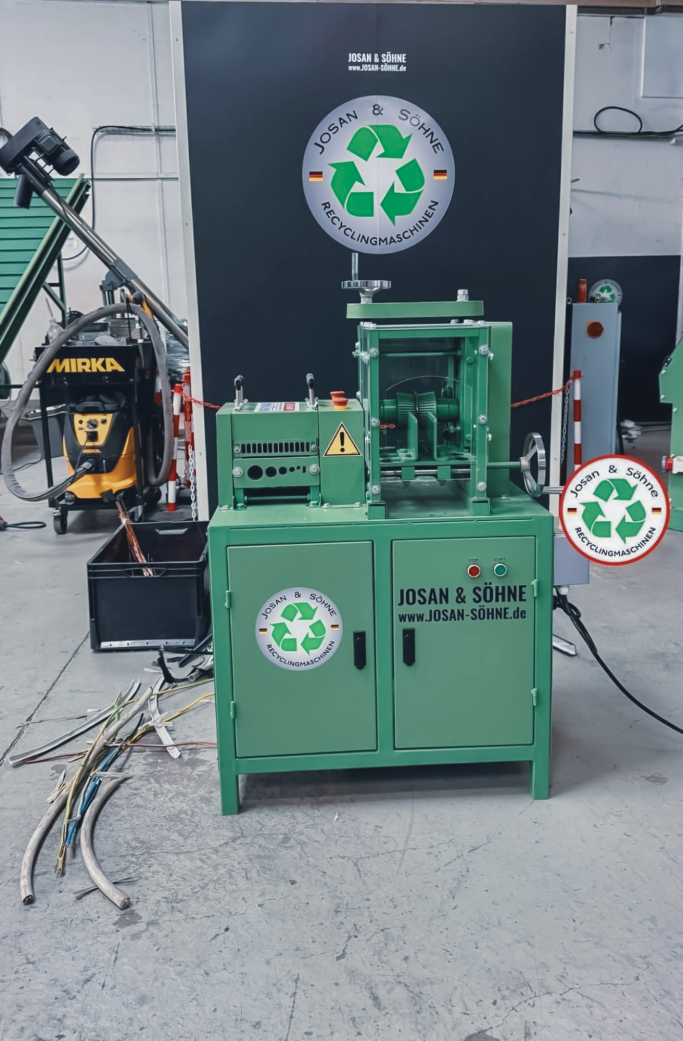 Kabelschälmaschine JOSAN mit Kabelzuführung JOSAN Kabelschälmaschine mit angeschlossenen Kabeln.