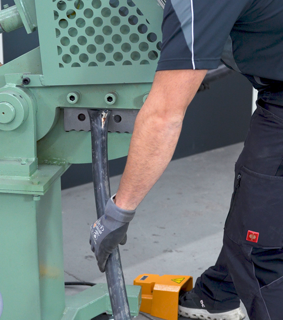 Detailaufnahme der Messer und Spannöffnung der Alligatorschere für präzises Schneiden.