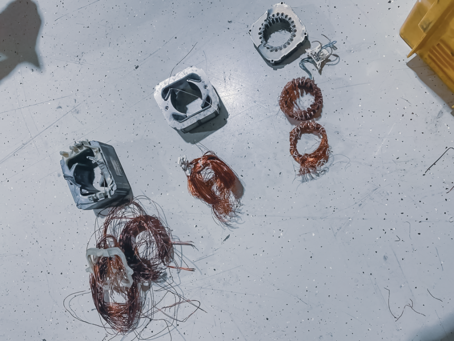 Getrennter Kupferdraht aus Elektromotor nach dem Knacken