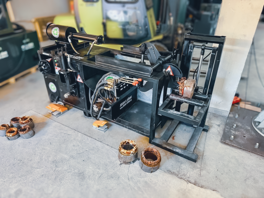 Vorderansicht des JOSAN Elektromotorknackers mit Hydraulik und Motor