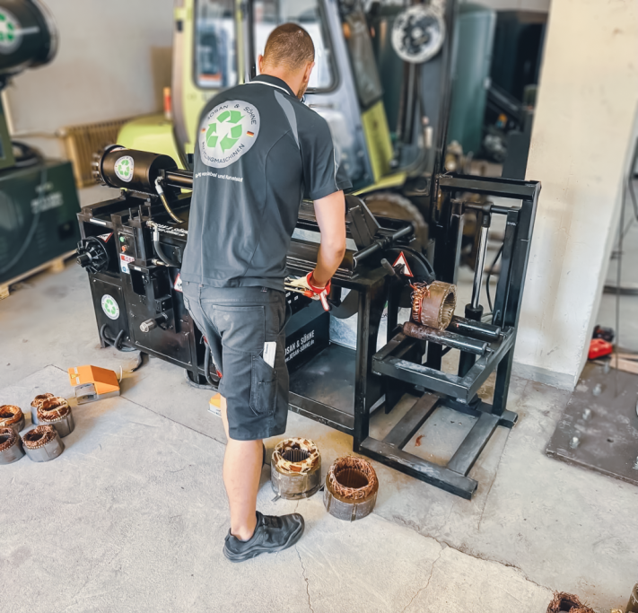 Elektromotor eingespannt im JOSAN Elektromotorknacker