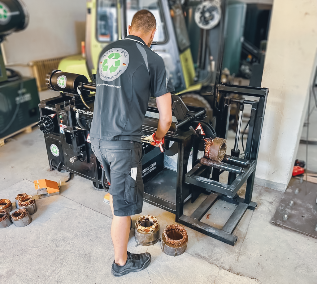 Detailaufnahme des Elektromotorknackers und Anwendungsbeispiel zur Kupfergewinnung und Motorrecycling