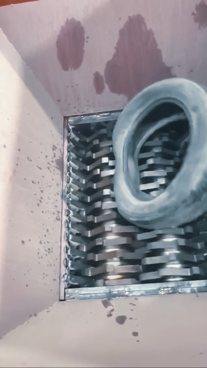 Schredderfähiges Gummi- und Recyclingmaterial für den Zweiwellen-Schredder 80 cm.
