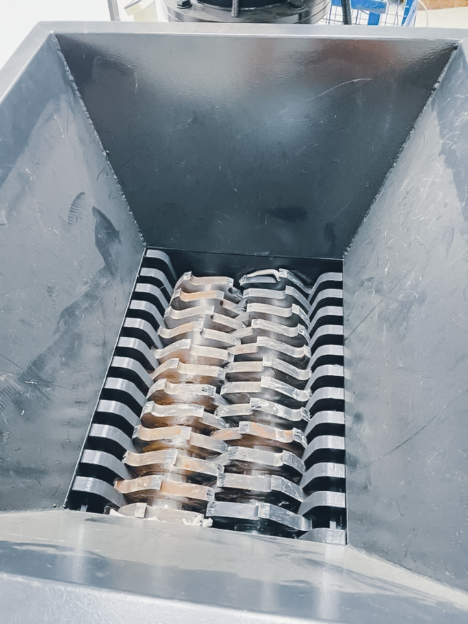 Schneidwellen des JOSAN Zweiwellen-Schredders 40 cm von oben.
