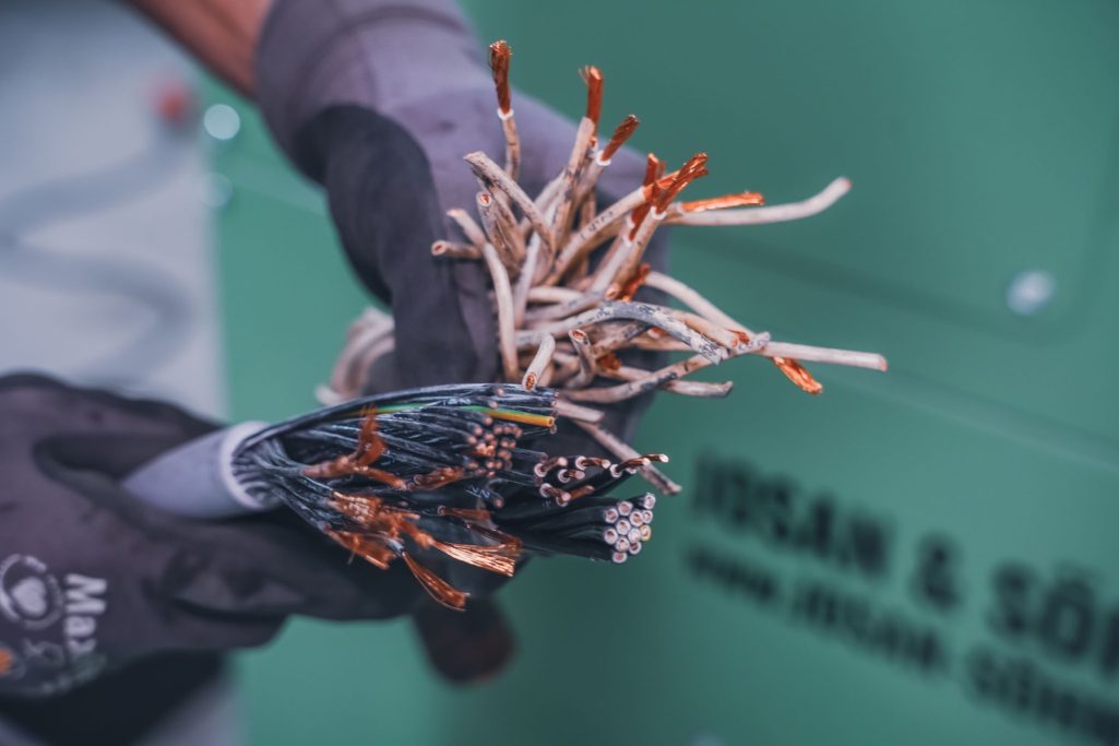 Kupferadern für Granulierprozess Abgetrennte Kupferadern zur Weiterverarbeitung in der JOSAN S300.