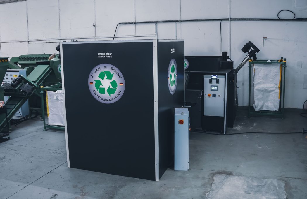 Frontansicht der JOSAN S300 Kupfergranulieranlage für effizientes Kabelrecycling.