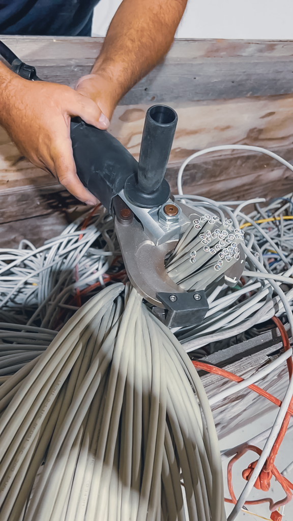 Kabelbündel schneiden Schneiden von Kabelbündeln mit hydraulischer Kabelschere