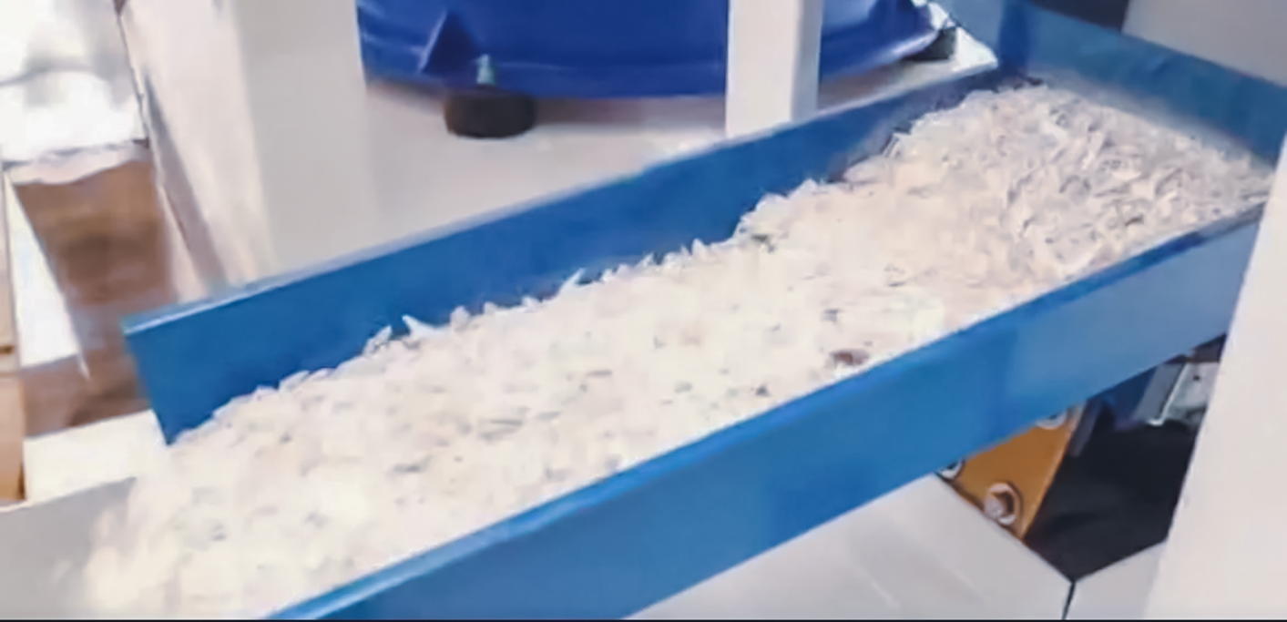 Feines Kunststoffmahlgut im Austrag
