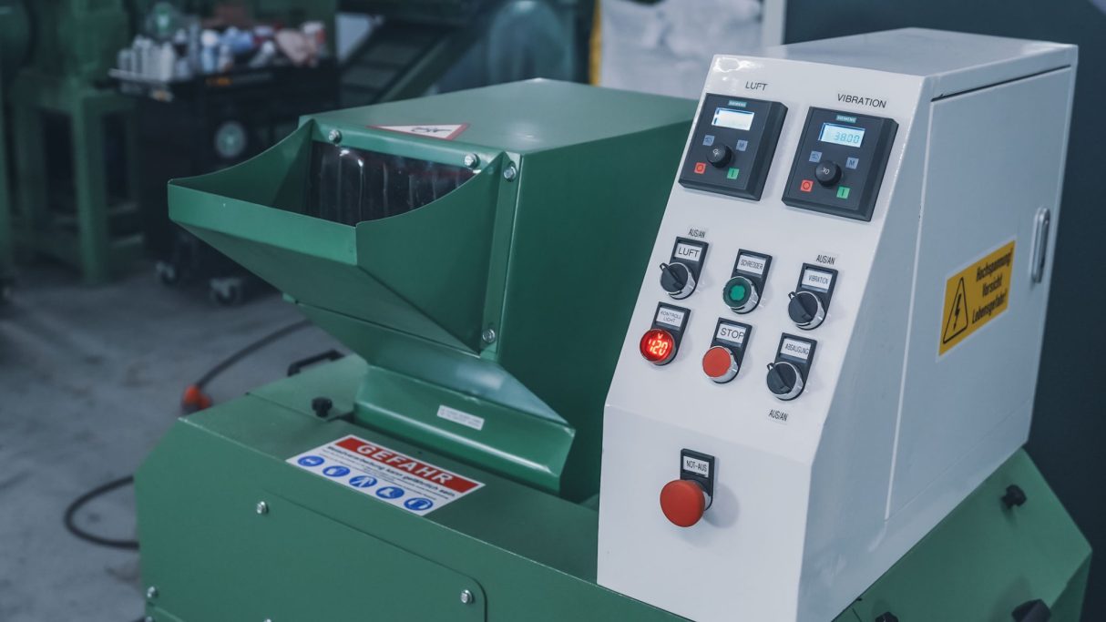 Bedienfeld der JOSAN E30 Kabelgranulieranlage.