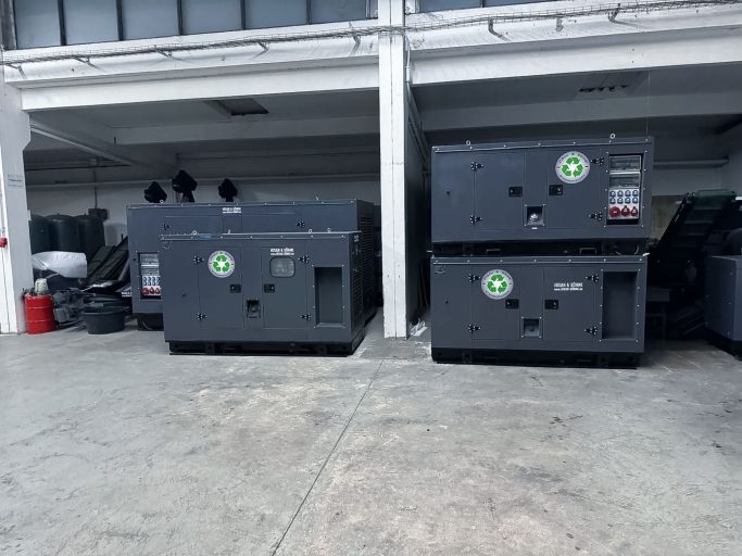 JOSAN & SÖHNE Notstromaggregat – kompakte Frontansicht Frontansicht eines schallgedämmten JOSAN & SÖHNE Notstromaggregats in industrieller Ausführung