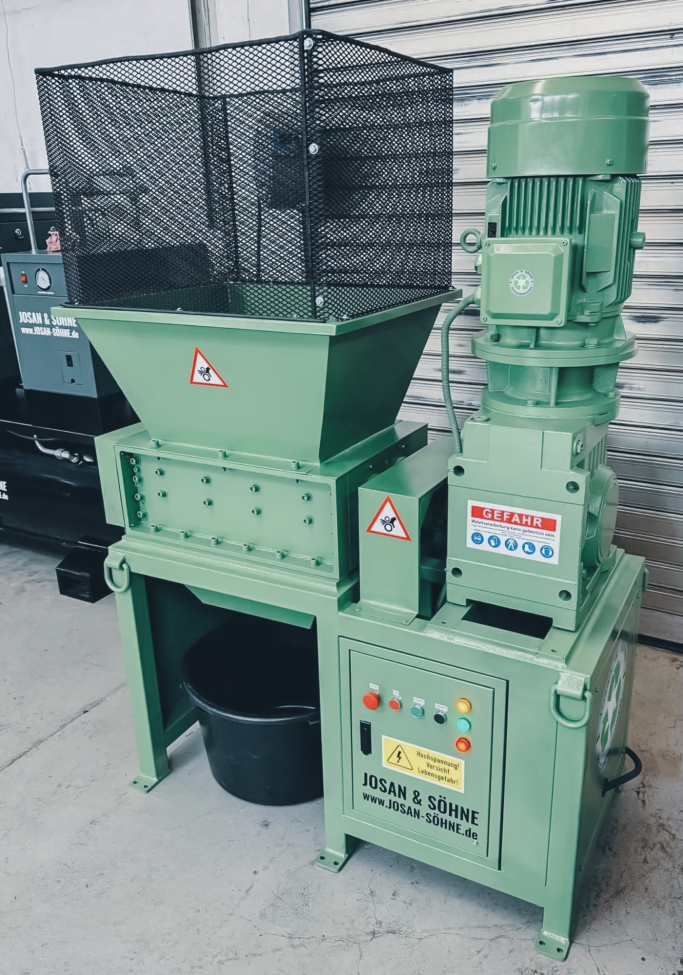 Seitenansicht des JOSAN Zweiwellen-Schredders 40 cm.
