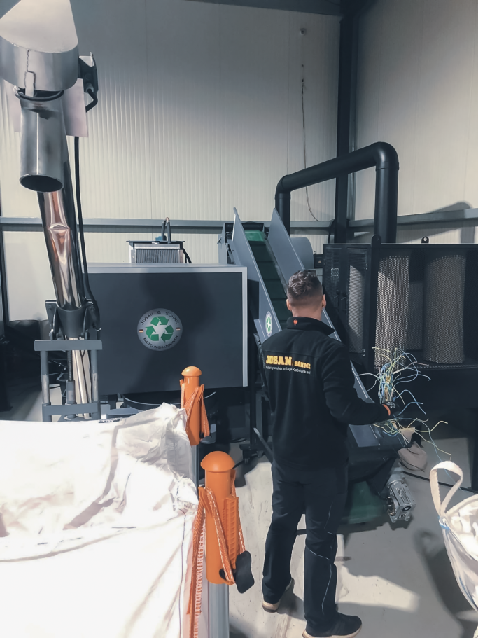 Bedienung JOSAN S90 Granulieranlage Bedienung der JOSAN S90 Kabelgranulieranlage im laufenden Betrieb.