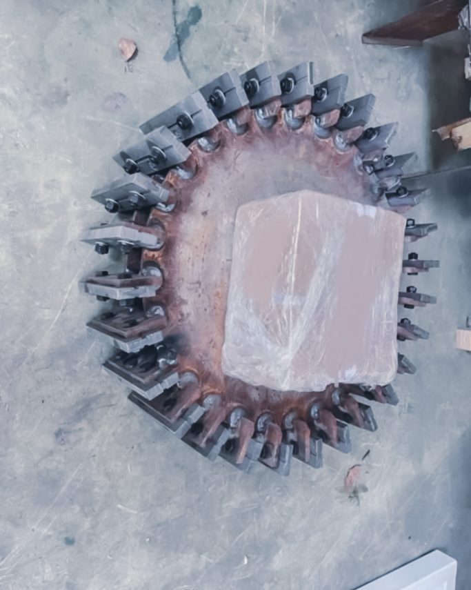 Kunststoffgranulat auf Förderband nach Mahlprozess
