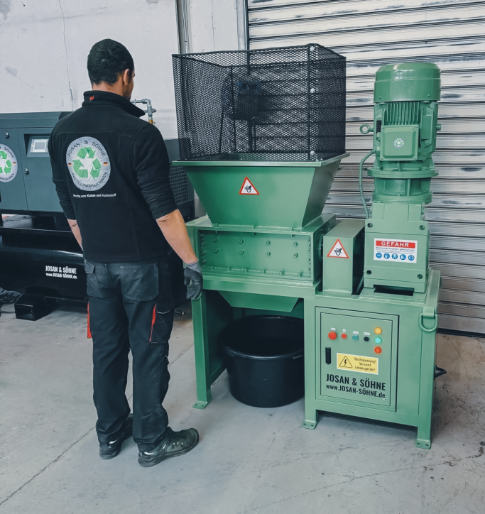 Zweiwellen-Schredder 40 cm von JOSAN im laufenden Betrieb mit Bediener.
