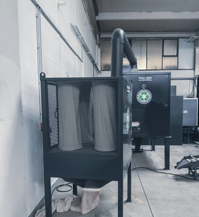 Elektrostatik-Separator mit Absaugmodul Elektrostatik-Separator von JOSAN mit integrierter Absaugung in Industriehalle