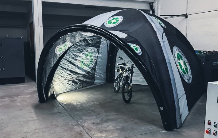 JOSAN Luftzelt 4x4 in der Halle und einem Sportwagen als Vorführung darunter