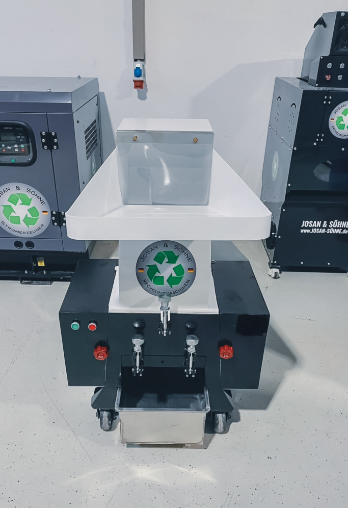 Einfülltrichter der JOSAN Kunststoffmühle für Kunststoffrecycling
