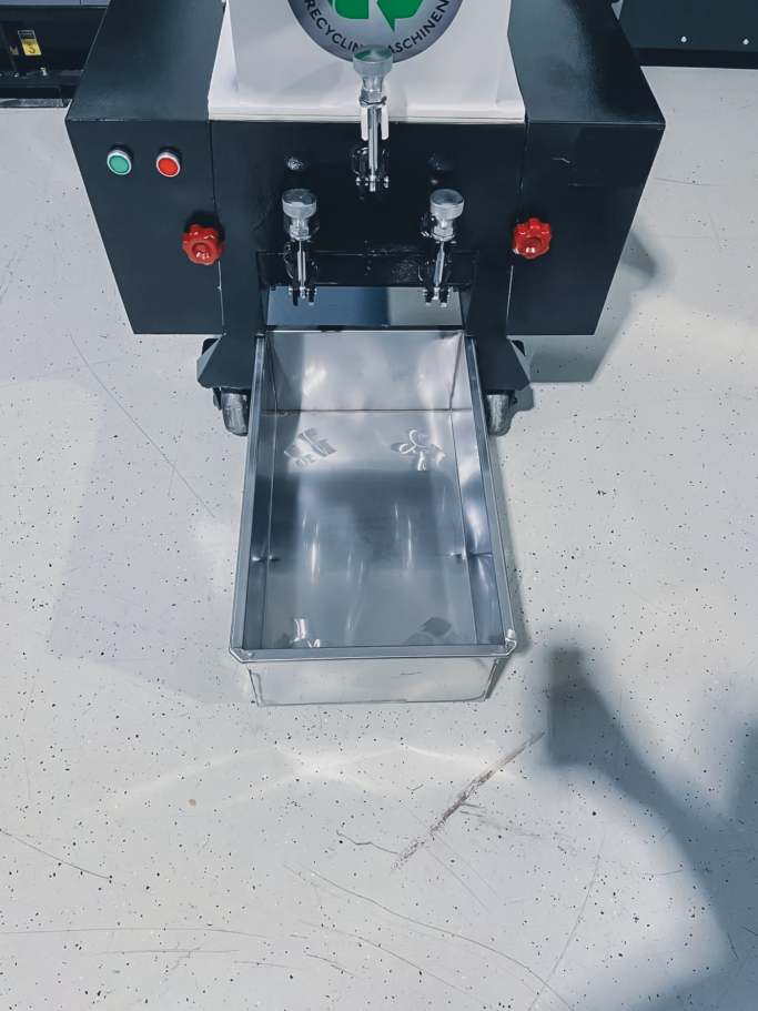 Materialauslauf der JOSAN Kunststoffmühle nach dem Mahlprozess
