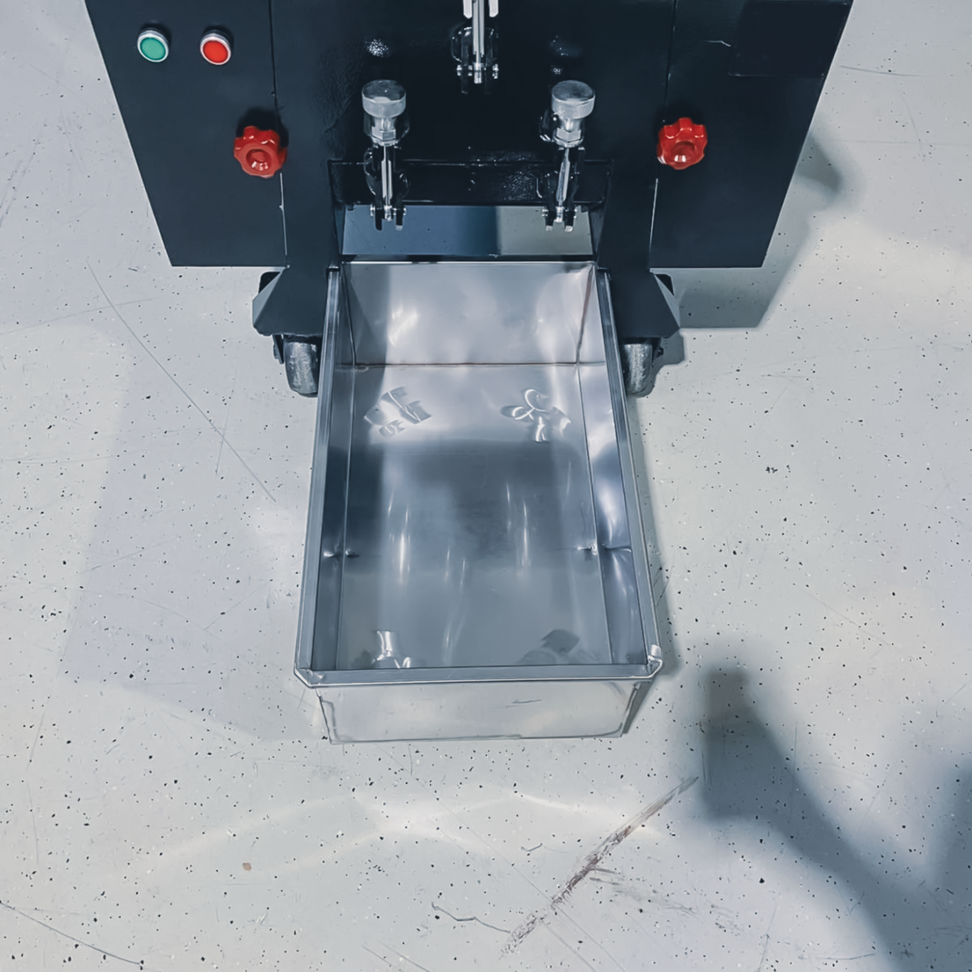 Kunststoffmühle von Josan im aktiven Einsatz beim Zerkleinern von PVC und Kunststoffen.