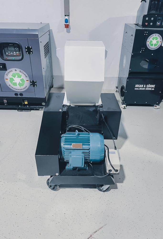 JOSAN Kunststoffmühle Frontansicht mit Einfülltrichter und Motor
