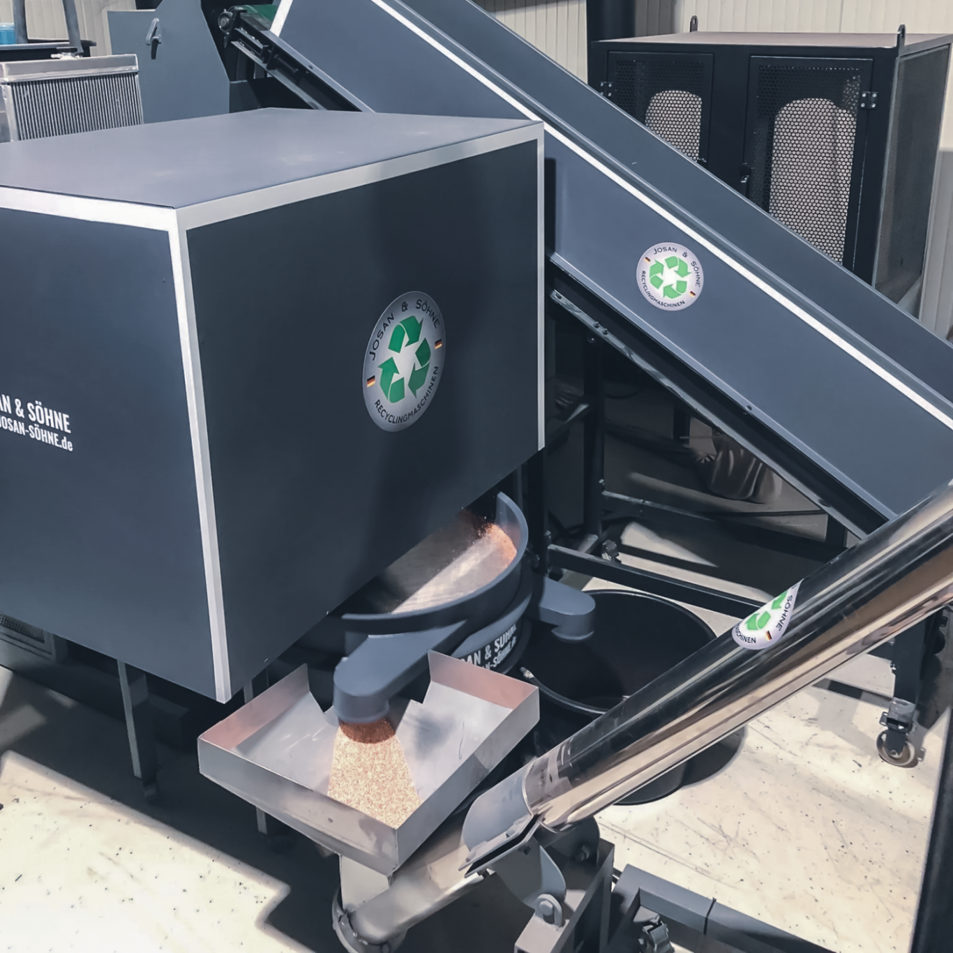 Kabelgranulieranlage S90 im Einsatz mit Kupfergranulat JOSAN Frontale Ansicht der JOSAN Kabelgranulieranlage S90