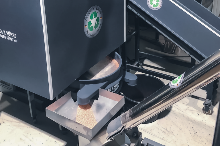 Kabelgranulieranlage S90 von oben, ansicht auf output im reinen Kupfer bis 99,7%