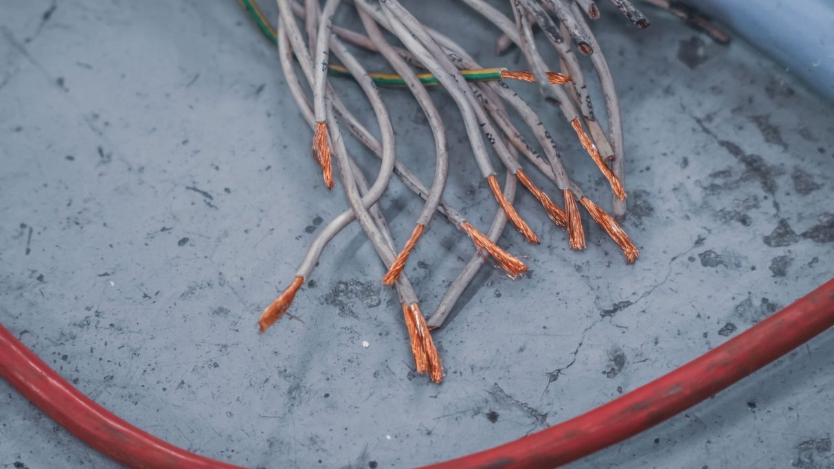 Abisolierte Kabelenden zur Vorbereitung für Kupferrecycling.