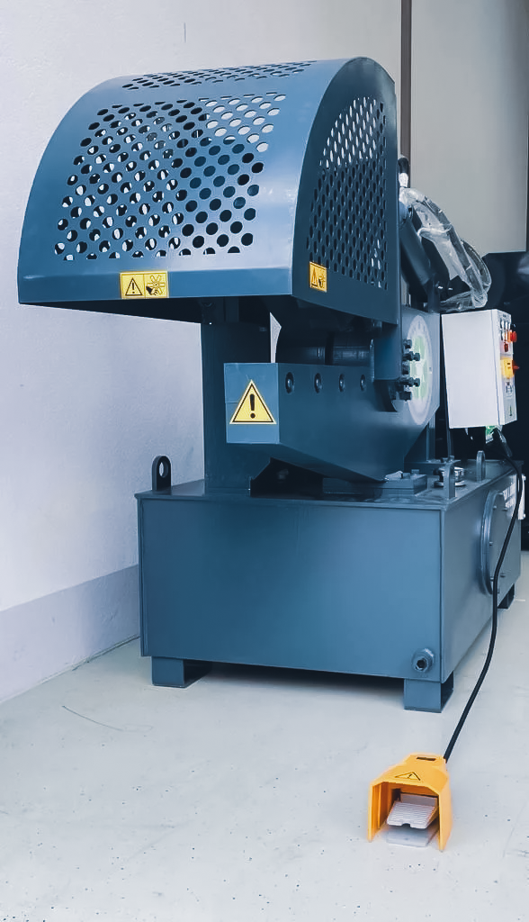 Präziser Schneidkopf der JOSAN Alligatorschere Schneidkopf der JOSAN Alligatorschere beim Trennen eines dicken Kabelstrangs.